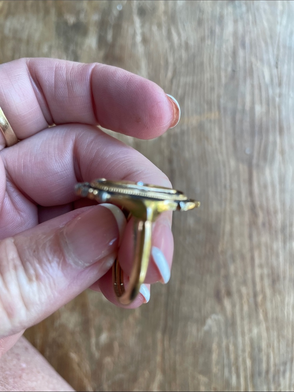 Avon Gold-Tone Oval Starburst Ring with Clear Accent - Picture 4 of 5